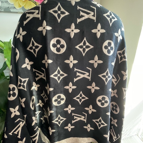 Louis Vuitton Giant Monogram Cashmere/Silk Shawl. - Picture 1 of 14
